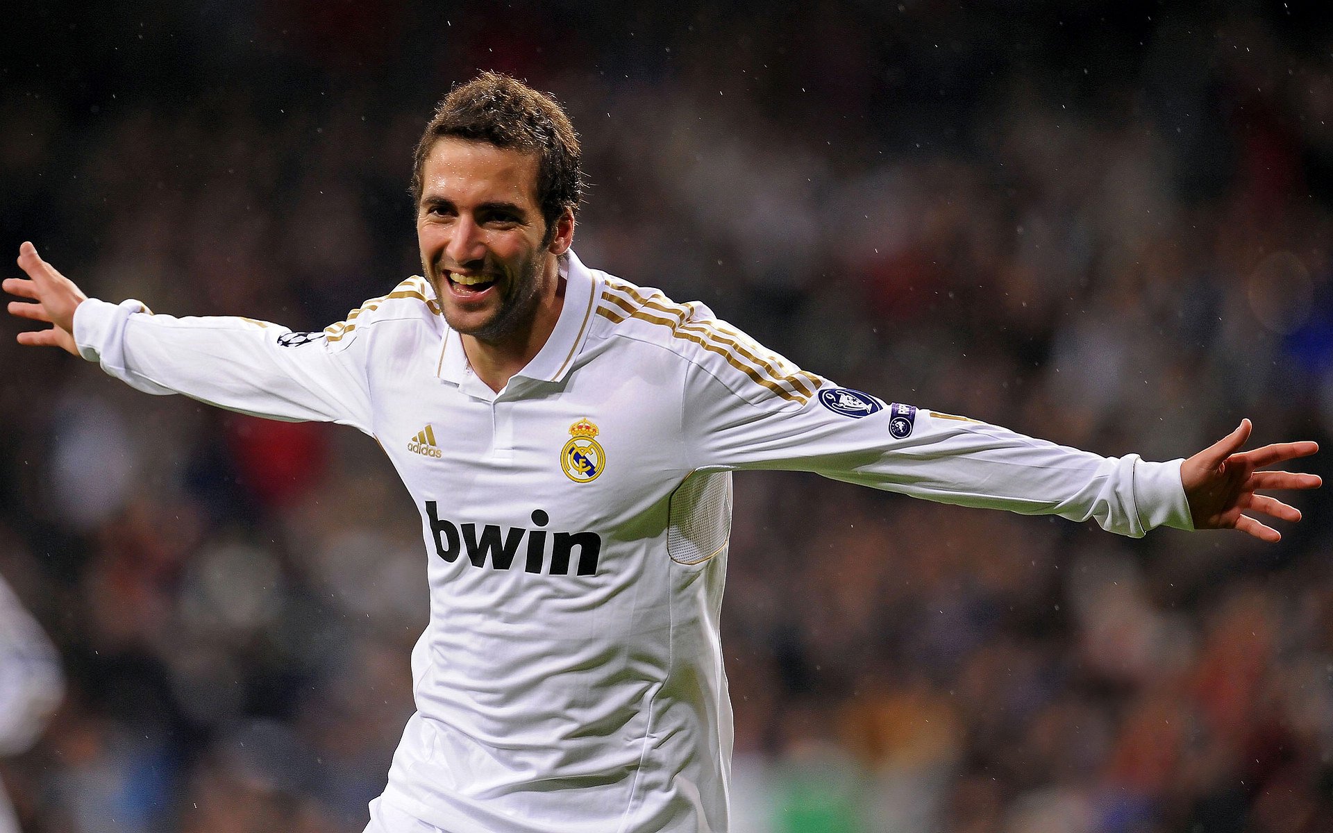 山东泰山年轻球员崭露头角，山东泰山球队现队员