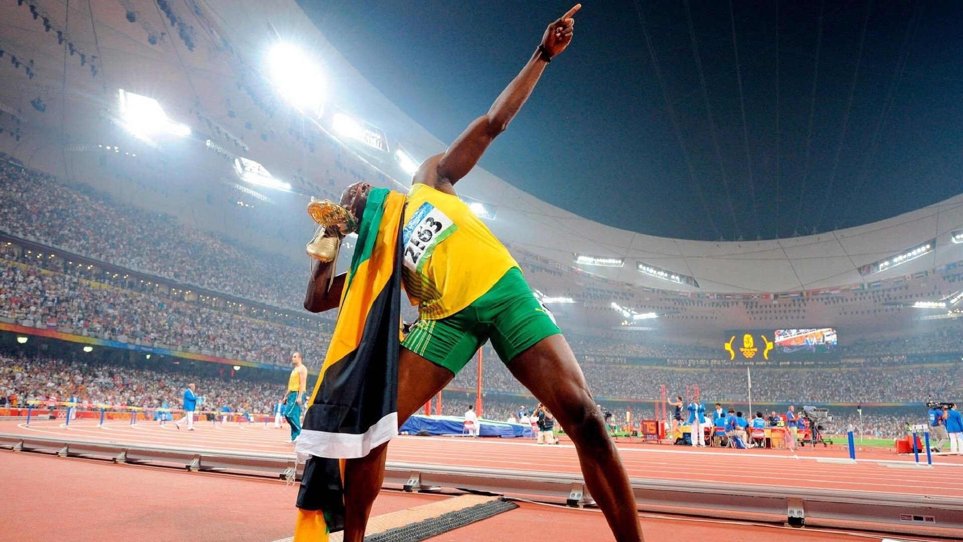 比赛场面惊心动魄，胜负难以预料，比赛场面激烈的成语